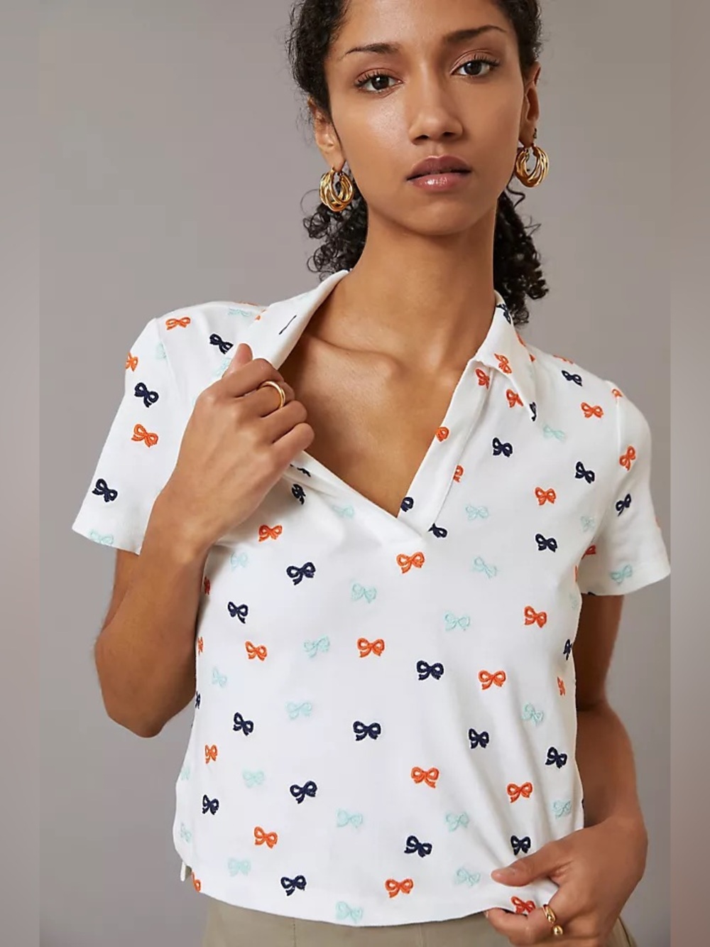 Maeve | Embroidered Bow White Short-Sleeve Boxy Cropped V-Neck Polo Top